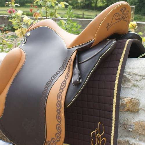 Amazona Dressage Comfort i kombinationen mocha/london, med speciella, egenritade lasermarkeringar